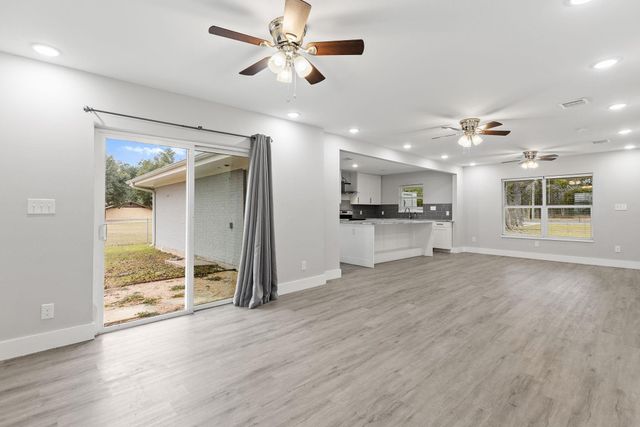 813 Central Ave, Elgin, TX 78621