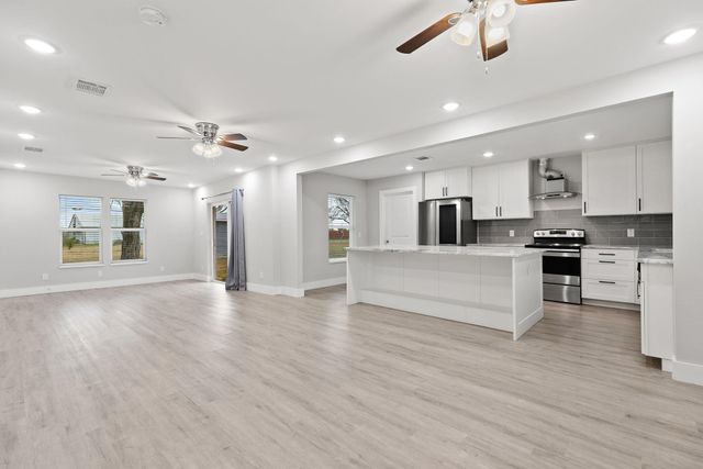 813 Central Ave, Elgin, TX 78621