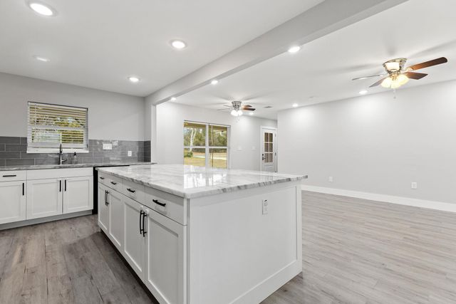 813 Central Ave, Elgin, TX 78621