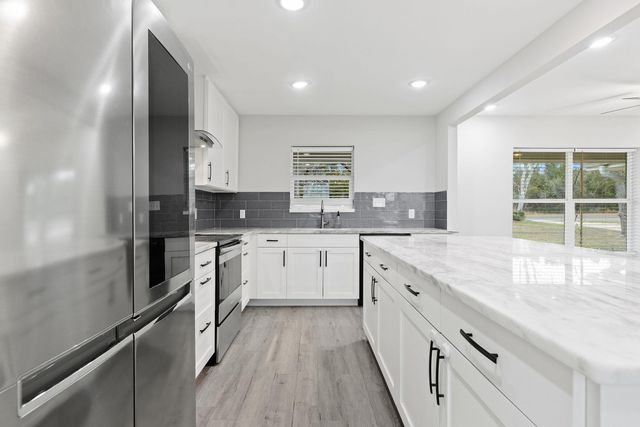 813 Central Ave, Elgin, TX 78621