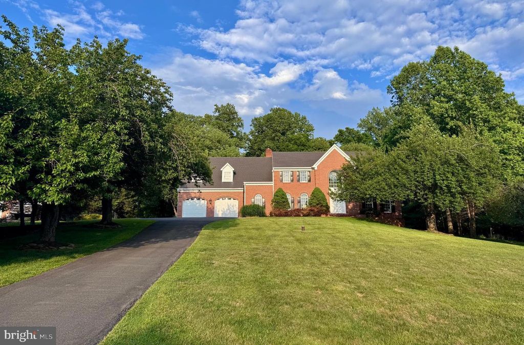 Image 1 of property listing at 18117 HAYLOFT DR, Derwood, MD 20855