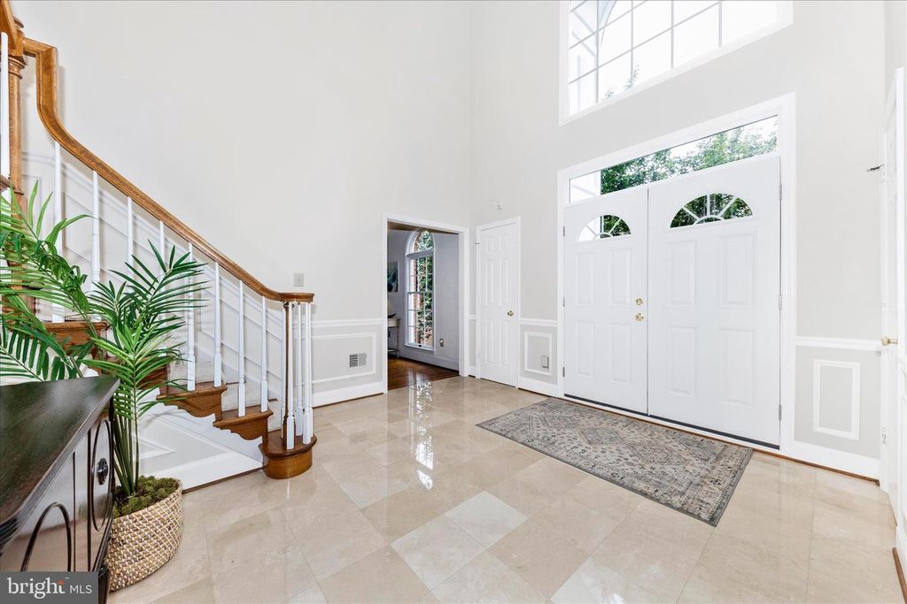 Image 5 of property listing at 18117 HAYLOFT DR, Derwood, MD 20855