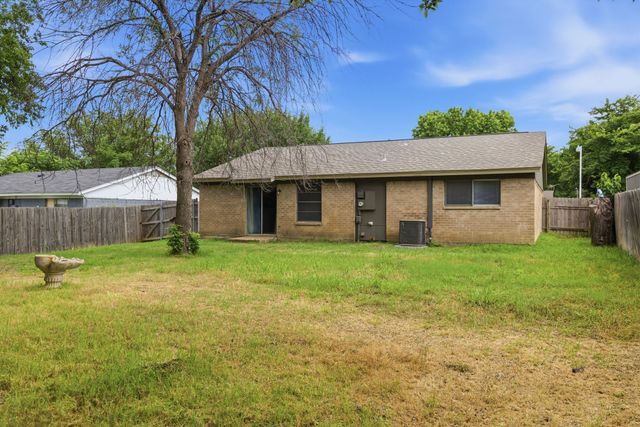 5725 Macneill Drive, Haltom City, TX 76148