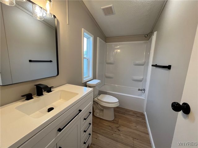 1070 Fernwood Drive, Lockport Town, NY 14094