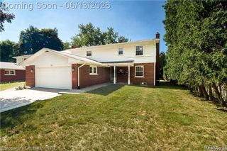 215 Woodsboro Drive, Royal Oak, MI 48067