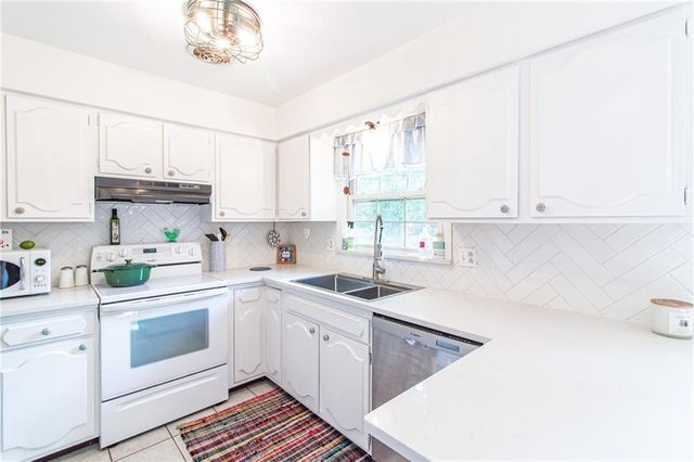 712 NW 10 Street, Blue Springs, MO 64015