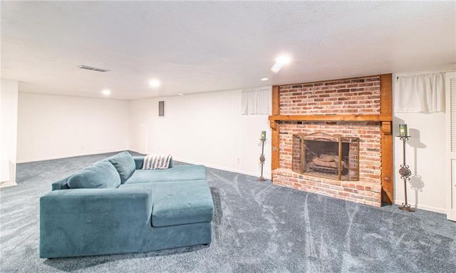 712 NW 10 Street, Blue Springs, MO 64015