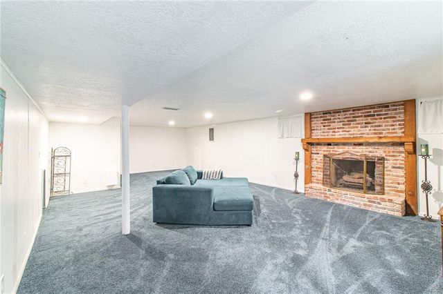 712 NW 10 Street, Blue Springs, MO 64015