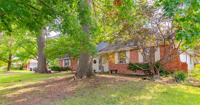 712 NW 10 Street, Blue Springs, MO 64015