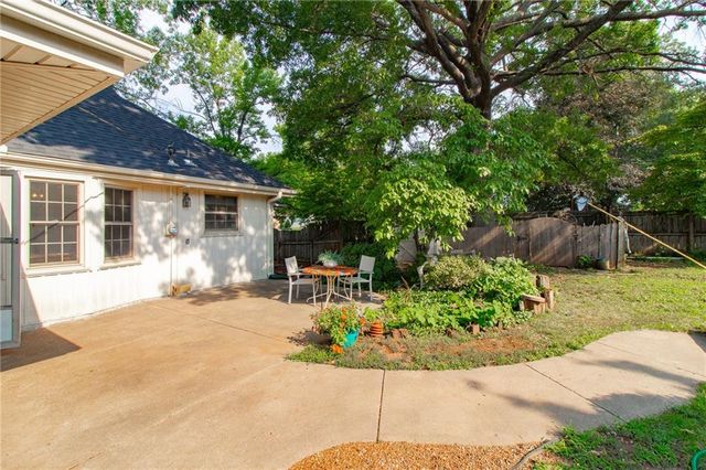 712 NW 10 Street, Blue Springs, MO 64015