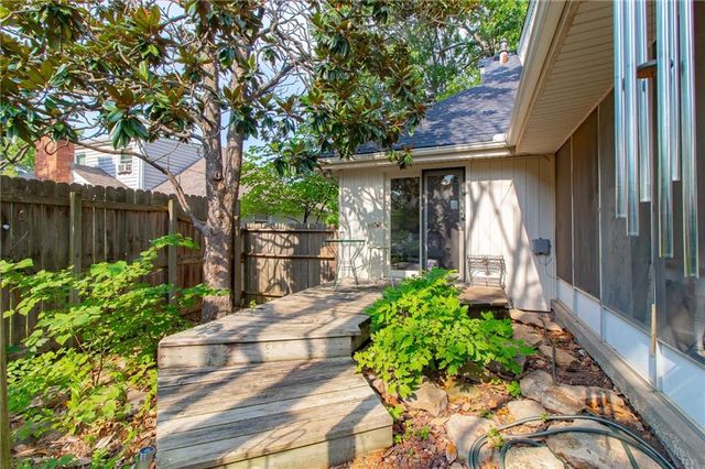 712 NW 10 Street, Blue Springs, MO 64015