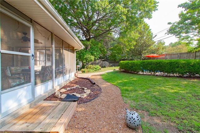 712 NW 10 Street, Blue Springs, MO 64015