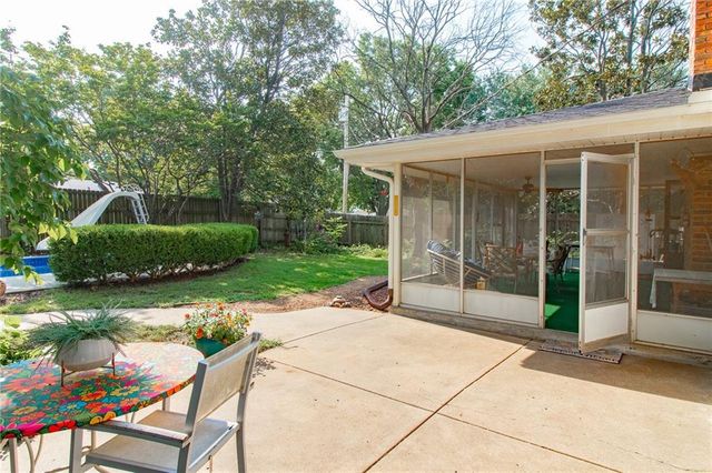 712 NW 10 Street, Blue Springs, MO 64015