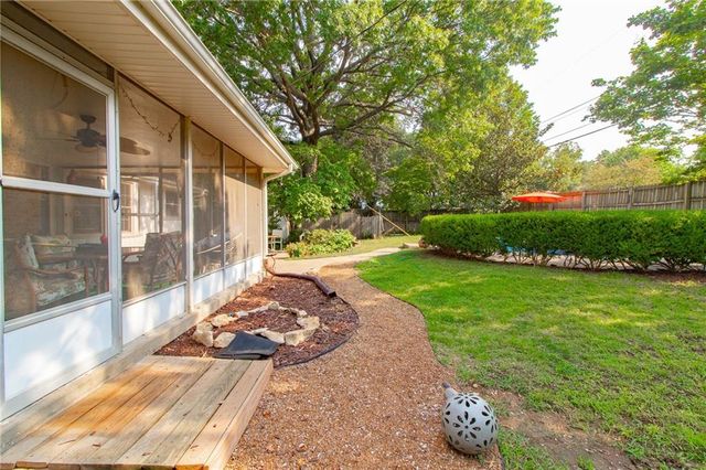 712 NW 10 Street, Blue Springs, MO 64015