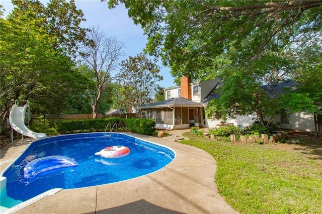 712 NW 10 Street, Blue Springs, MO 64015