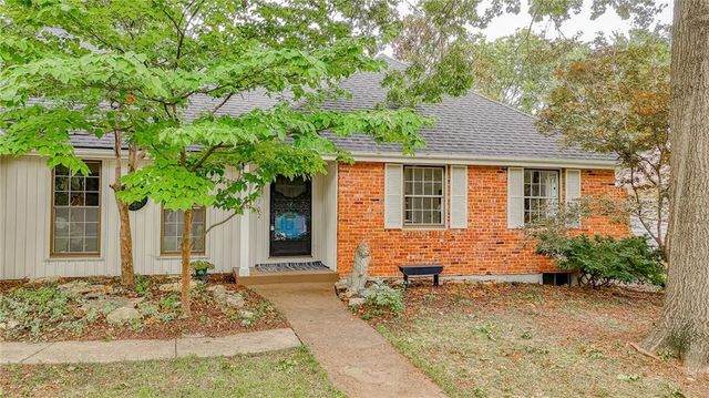 712 NW 10 Street, Blue Springs, MO 64015