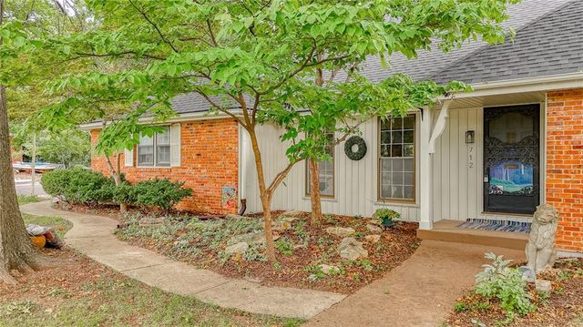 712 NW 10 Street, Blue Springs, MO 64015