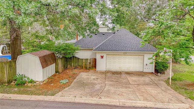 712 NW 10 Street, Blue Springs, MO 64015
