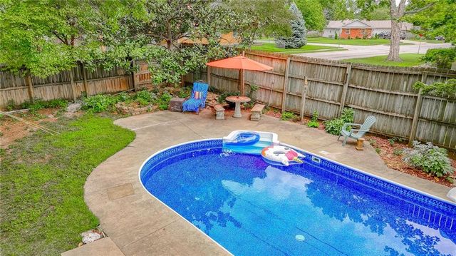 712 NW 10 Street, Blue Springs, MO 64015