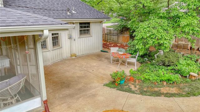 712 NW 10 Street, Blue Springs, MO 64015
