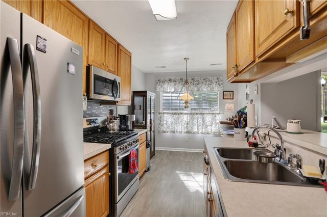 902 Shoreline Pointe, Newport News, VA 23602