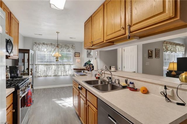 902 Shoreline Pointe, Newport News, VA 23602