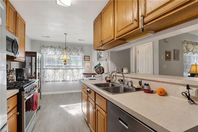 902 Shoreline Pointe, Newport News, VA 23602