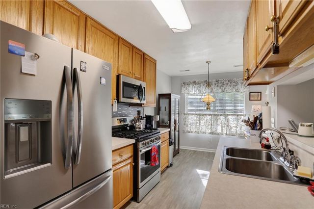 902 Shoreline Pointe, Newport News, VA 23602