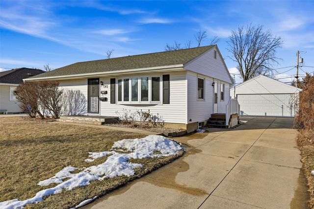 742 43rd St NE, Cedar Rapids, IA 52402