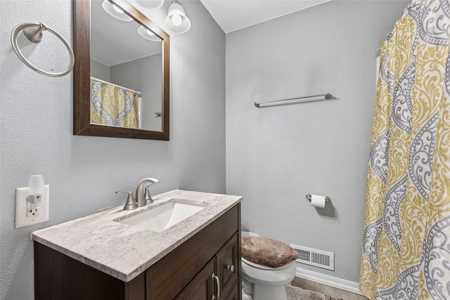 742 43rd St NE, Cedar Rapids, IA 52402