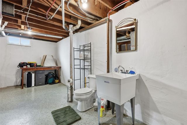 742 43rd St NE, Cedar Rapids, IA 52402