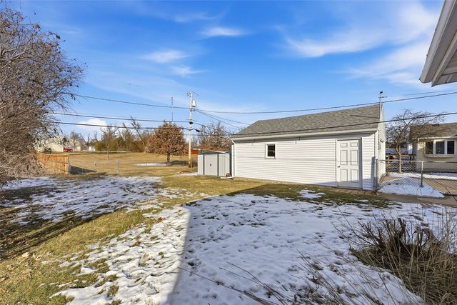 742 43rd St NE, Cedar Rapids, IA 52402