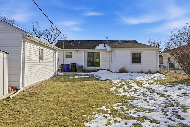 742 43rd St NE, Cedar Rapids, IA 52402