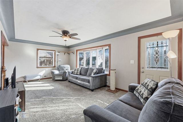 742 43rd St NE, Cedar Rapids, IA 52402