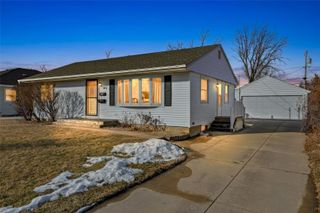 742 43rd St NE, Cedar Rapids, IA 52402