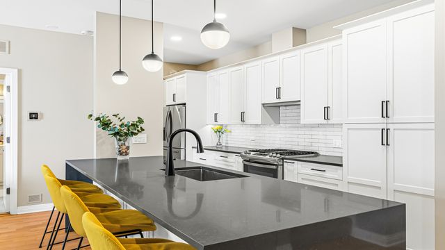 560 W FULTON Street 602, Chicago, IL 60661