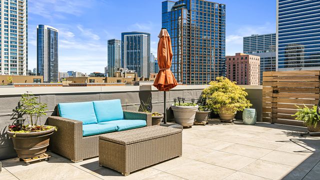 560 W FULTON Street 602, Chicago, IL 60661