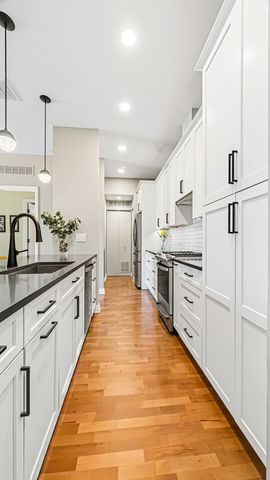 560 W FULTON Street 602, Chicago, IL 60661