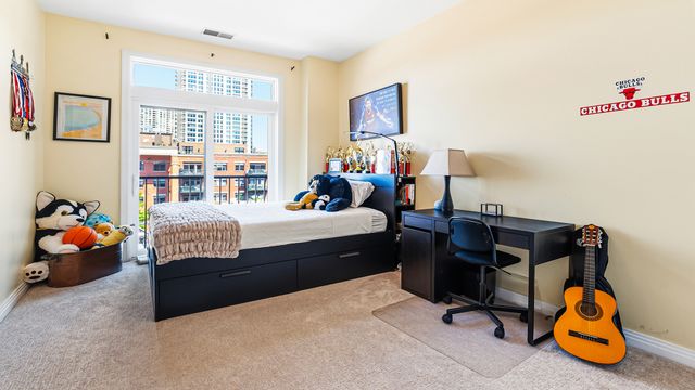 560 W FULTON Street 602, Chicago, IL 60661