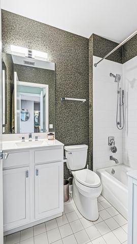 560 W FULTON Street 602, Chicago, IL 60661