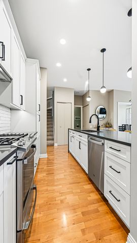 560 W FULTON Street 602, Chicago, IL 60661