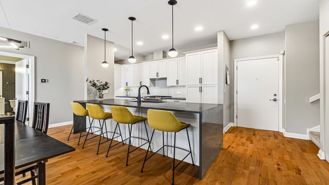 560 W FULTON Street 602, Chicago, IL 60661
