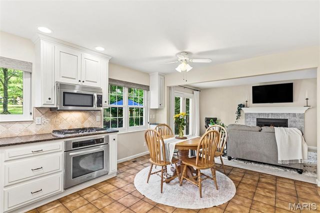 811 Weatherwood, Manchester, MO 63021