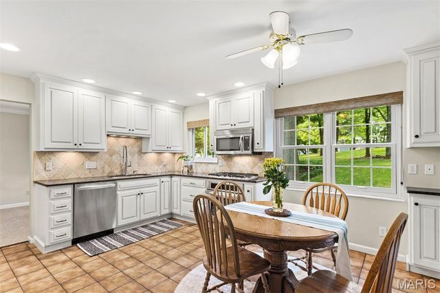 811 Weatherwood, Manchester, MO 63021