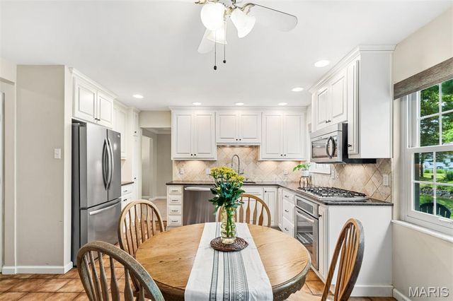 811 Weatherwood, Manchester, MO 63021