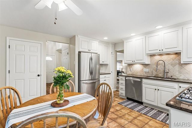 811 Weatherwood, Manchester, MO 63021