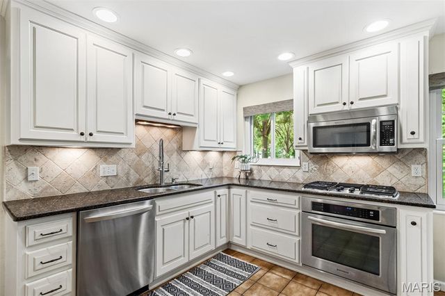 811 Weatherwood, Manchester, MO 63021