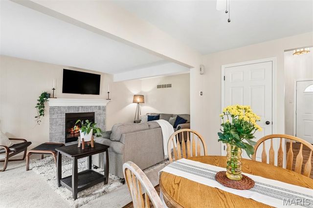811 Weatherwood, Manchester, MO 63021