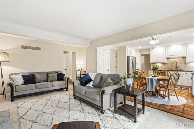 811 Weatherwood, Manchester, MO 63021