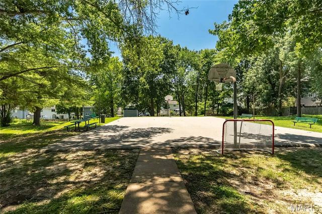 811 Weatherwood, Manchester, MO 63021